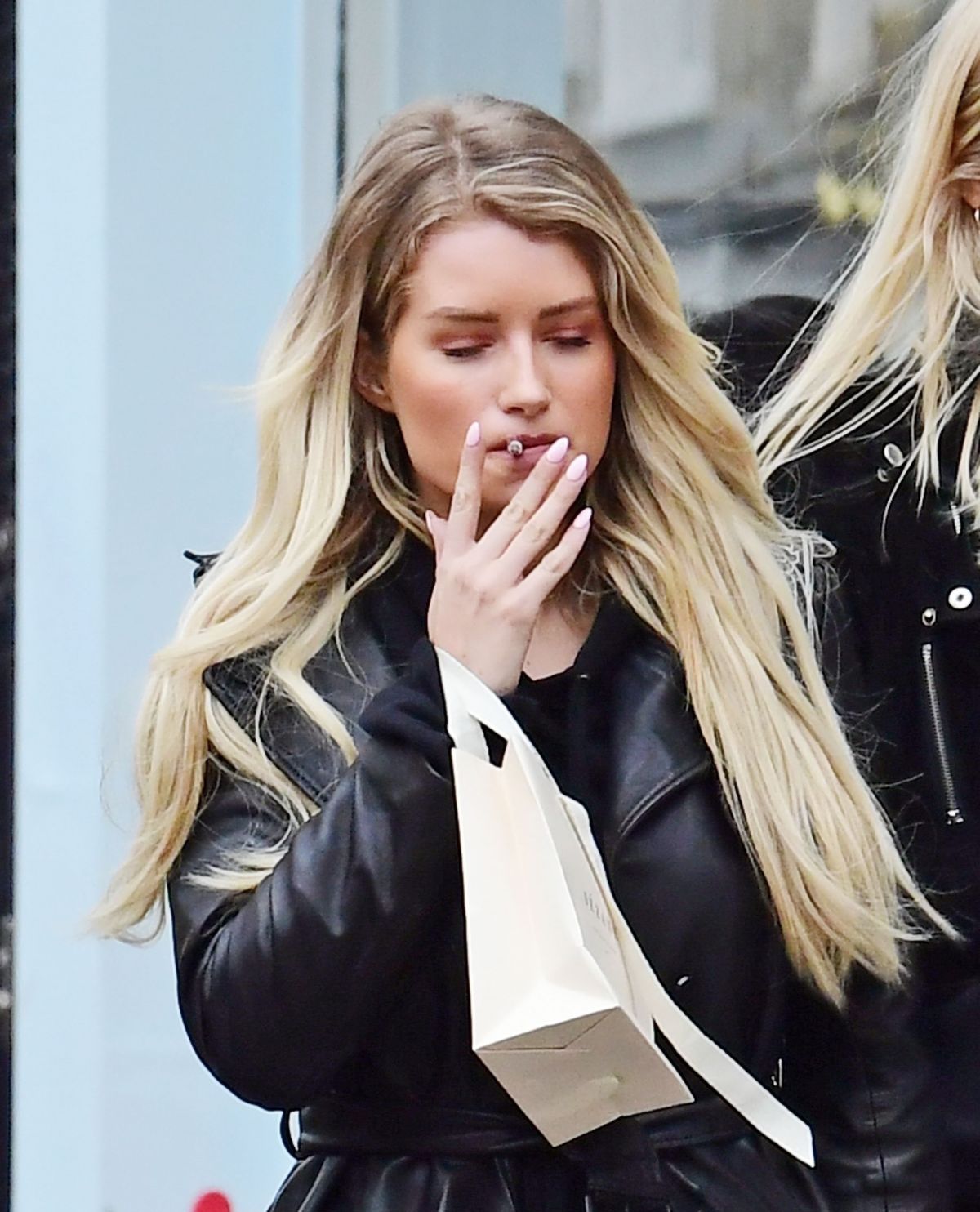 Hana Cross and Lottie Moss out smoking and shopping together in trendy  Notting Hill - Celebzz - Celebzz