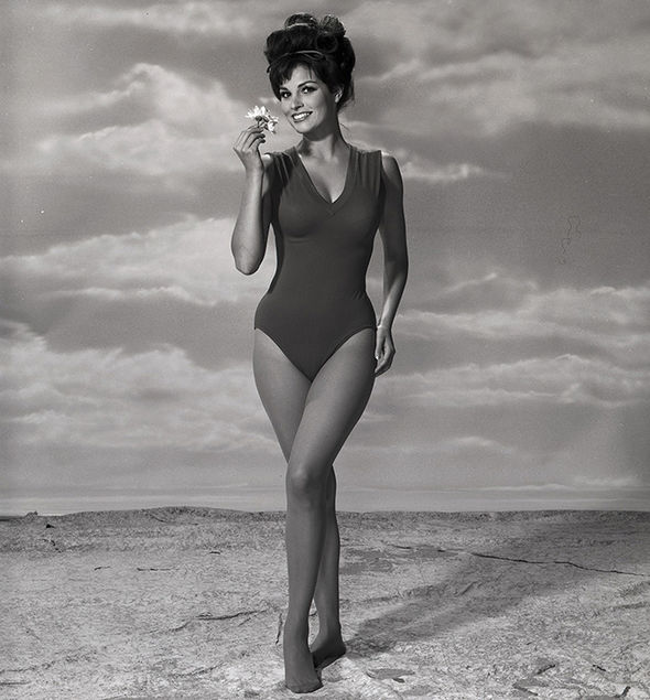 Kelly Brook Instagram: Fans insist on young Raquel Welch ...