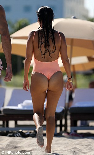 Kourtney Kardashian Puts Her Butt on Display in A Thong ...