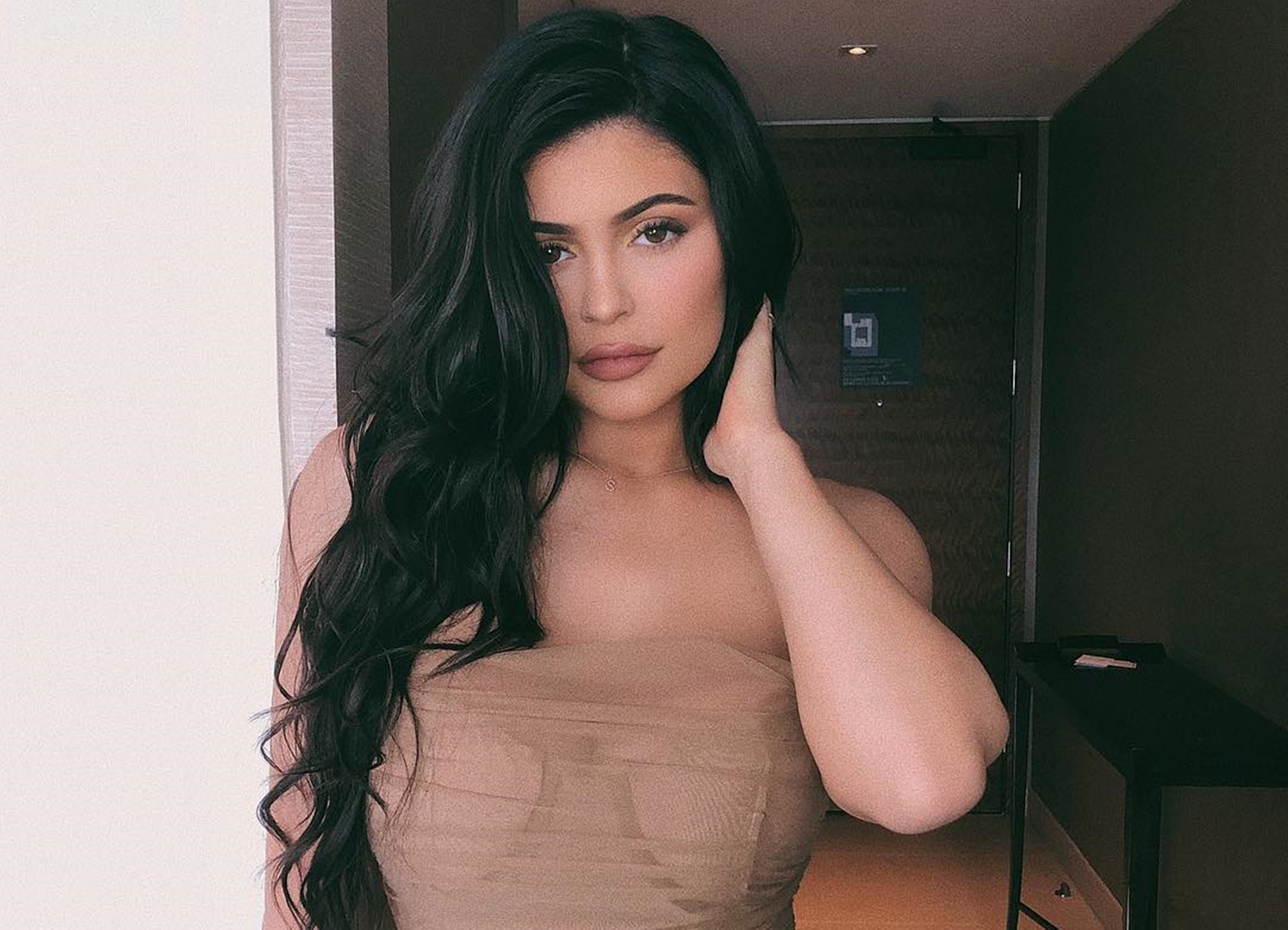 Kylie Jenner Dons Sexy Dress To Greet Fans, But her Booty ...