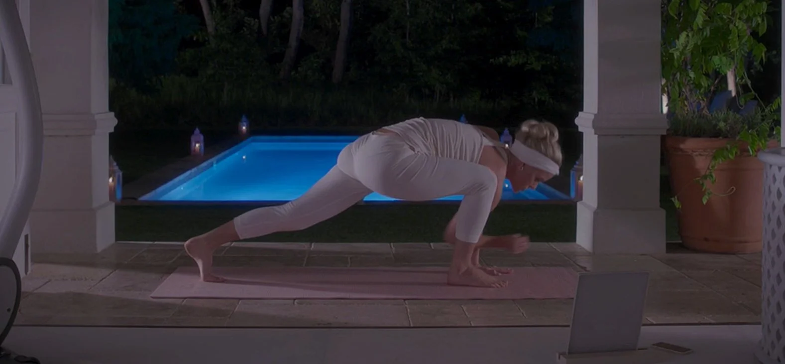 Alice Eve Yoga butt in Black Mirror S03E01 : CelebrityButts