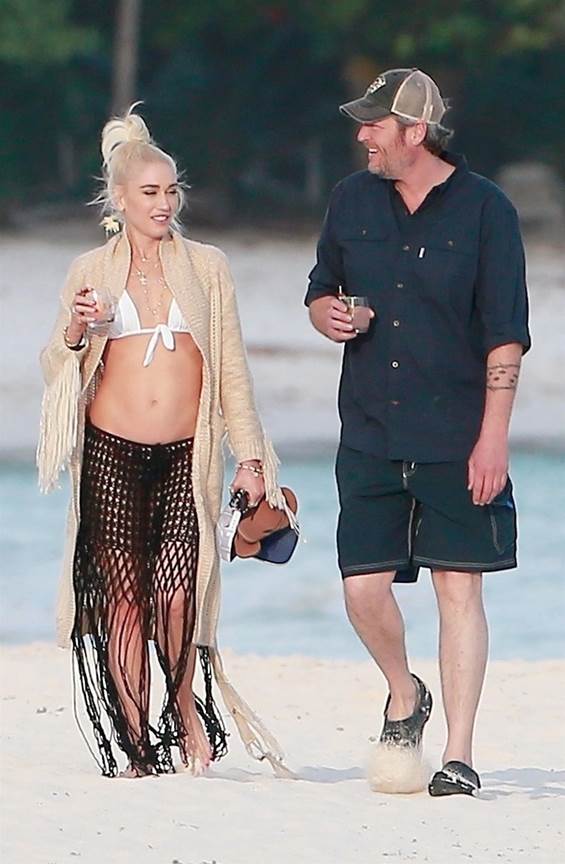 Pic! Gwen Stefani & Blake Shelton's Sexy Beach Escape ...