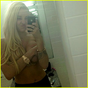 Amanda Bynes: Topless & Holding Breasts in New Twitpic ...