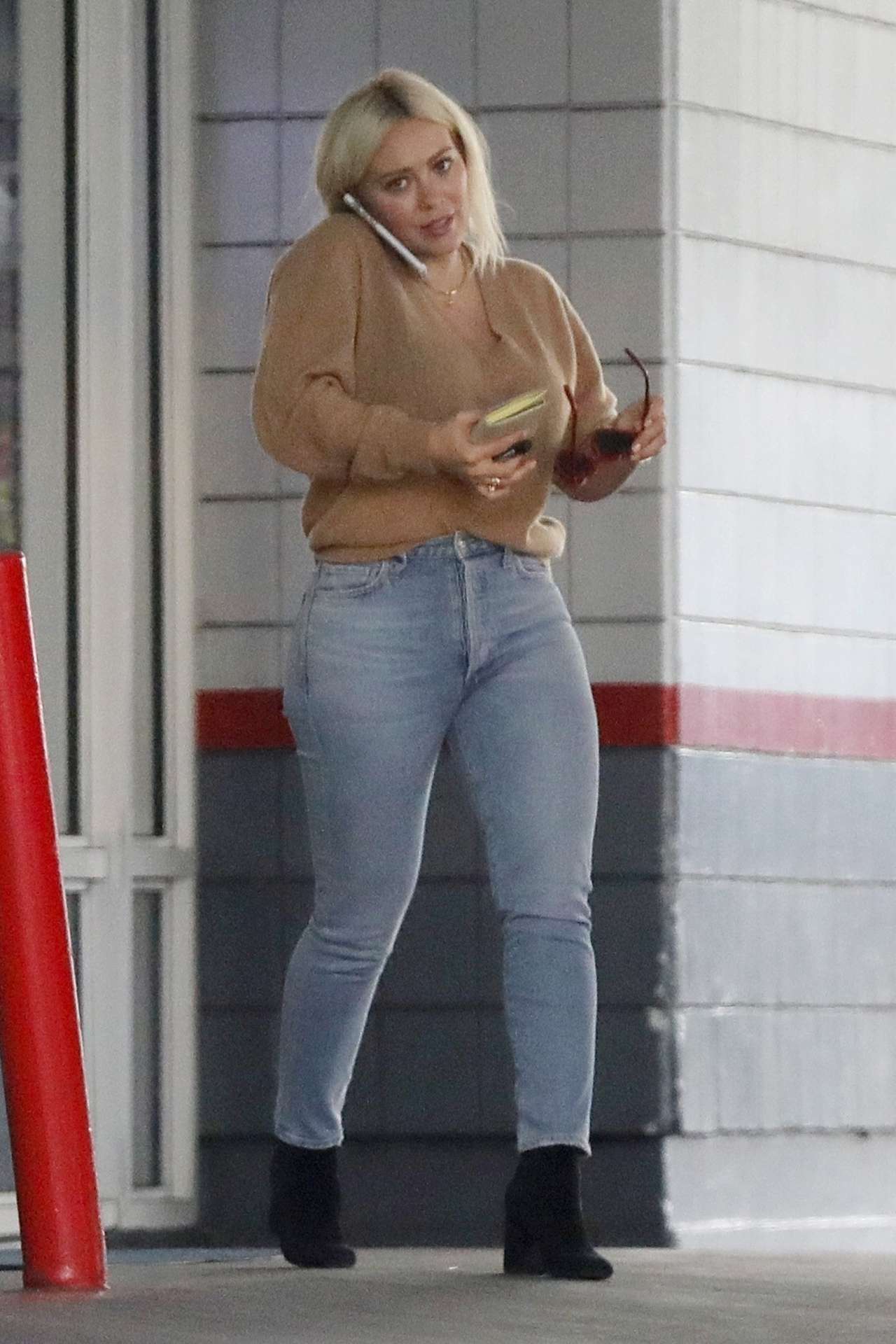 Hilary Duff Booty, Out in Beverly Hills - News People