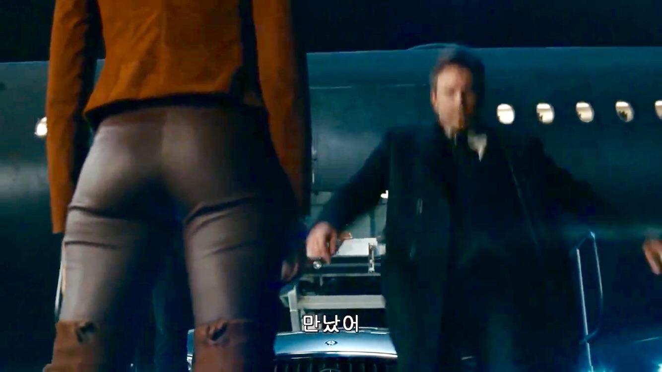They only put this shot in to show off her butt : GalGadot
