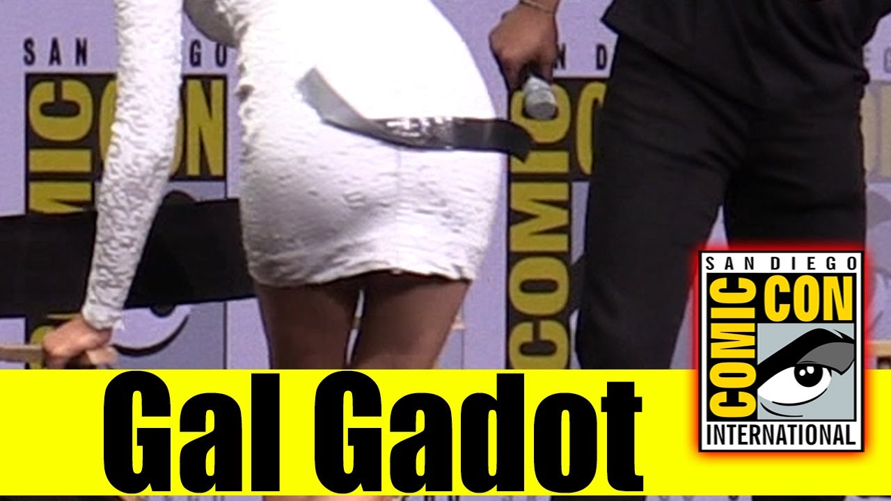 GAL GADOT Got Tape Stuck on Her Butt During JUSTICE LEAGUE Panel | Comic  Con 2017