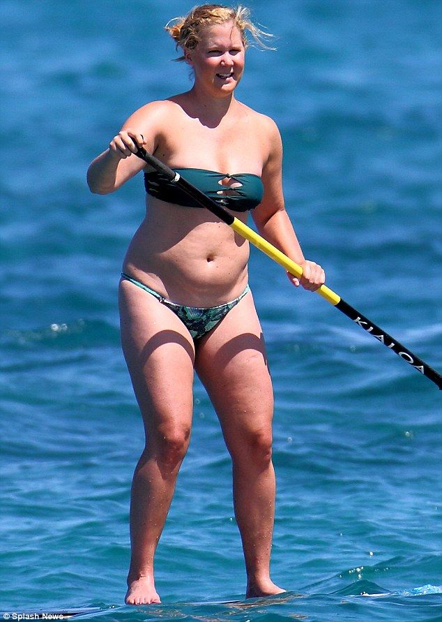 Amy Schumer shows off bikini body while during Hawaiian ...
