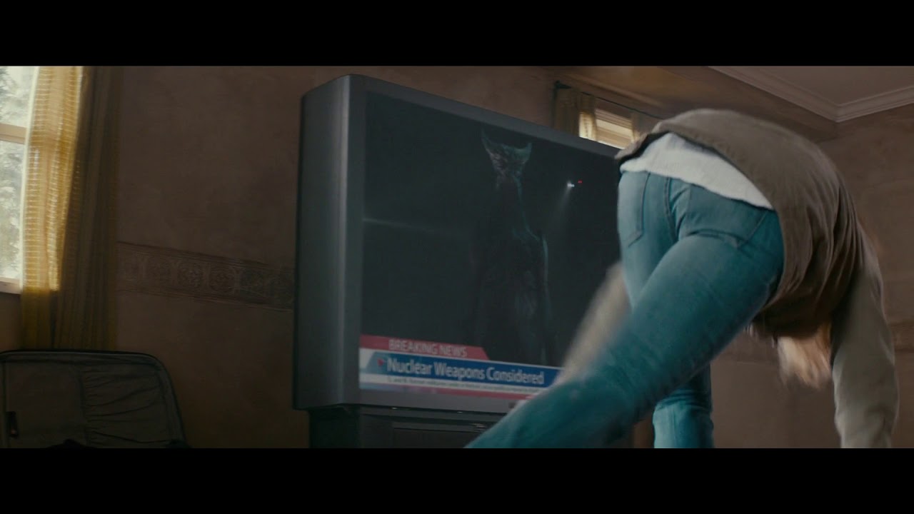 Colossal (2016) - Anne Hathaway's Denim Ass In Jeans Getting Up