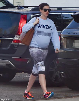 Pregnant Actress - Anne Hathaway shows off her blossoming ...