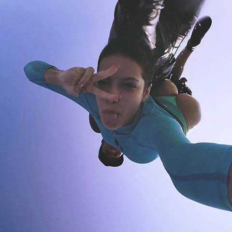 Halsey and her fat ass, skydiving - Imgur