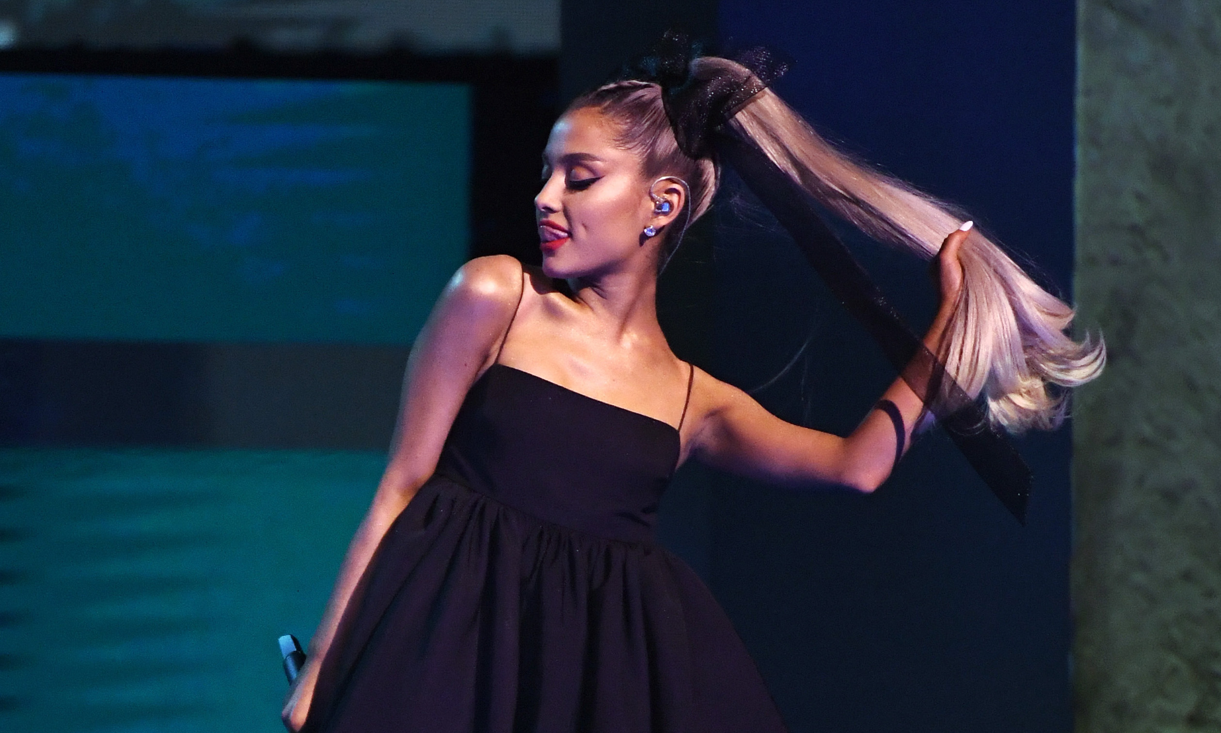Ariana Grande Deletes Tweets After Roasting Fan Who Leaked ...