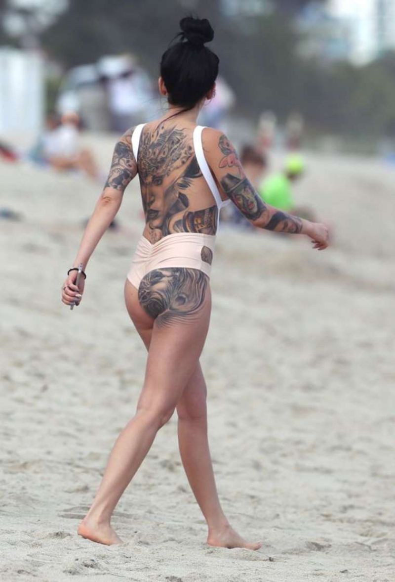 cami-li-in-bikini-at-a-beach-in-miami-12-27-2015_4 â€“ HawtCelebs