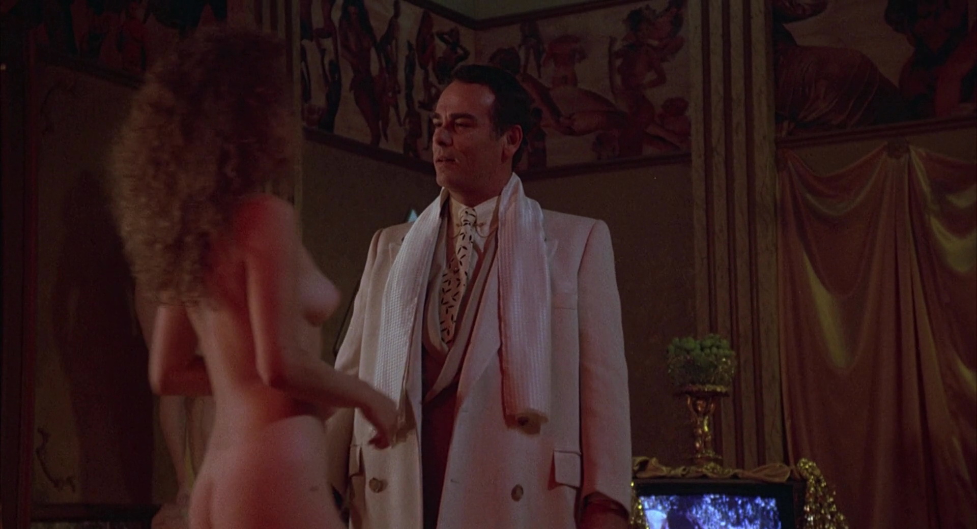 Naked Nancy Travis in Married to the Mob < ANCENSORED