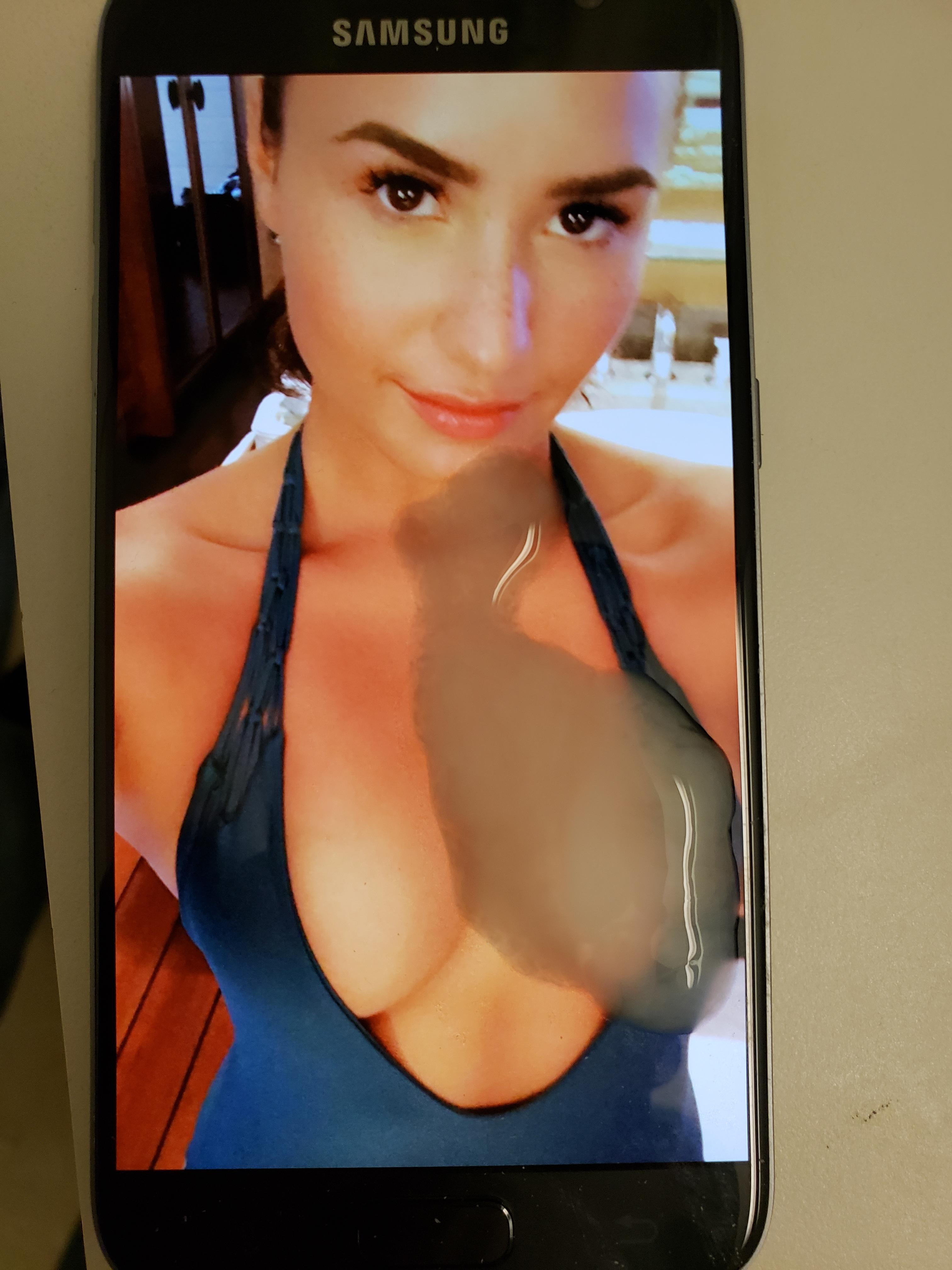 A big glob for Demi Lovato's tits : CelebCumTributes