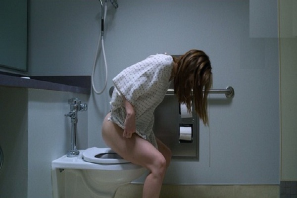 Kaitlyn Dever butt as sits on toilet - Nude scenes in Celebsepna