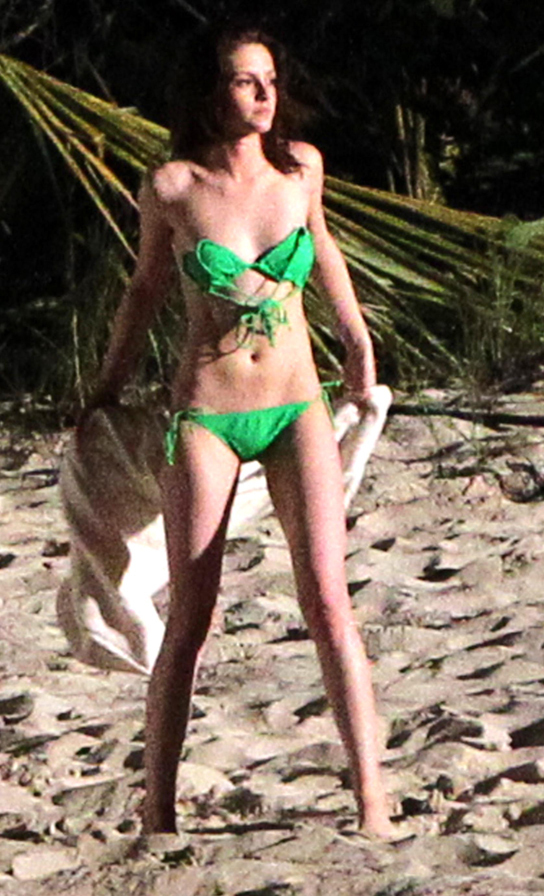 Kristen Stewart Shows Off Her Sexy Bikini Body On 'Breaking ...