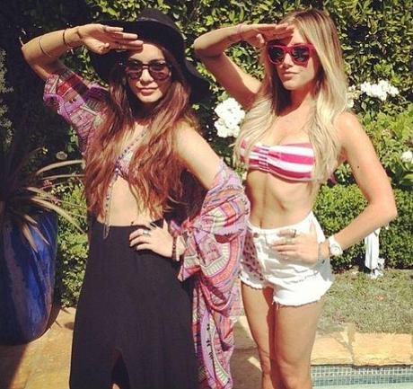 Vanessa Hudgens and Ashley Tisdale's Sexy Salute - Paperblog
