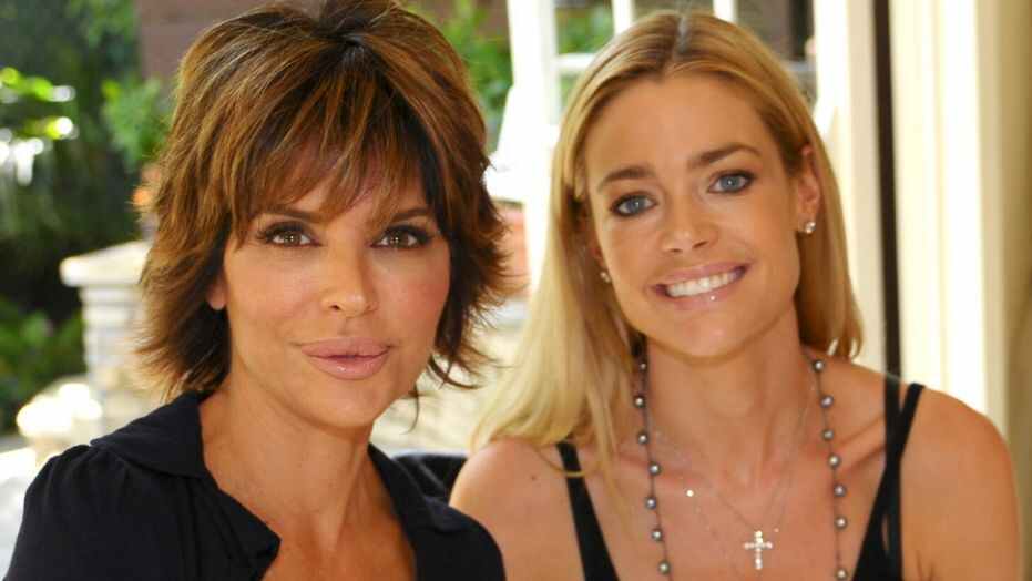 Lisa Rinna posts fully nude pic amid feud with co-star 