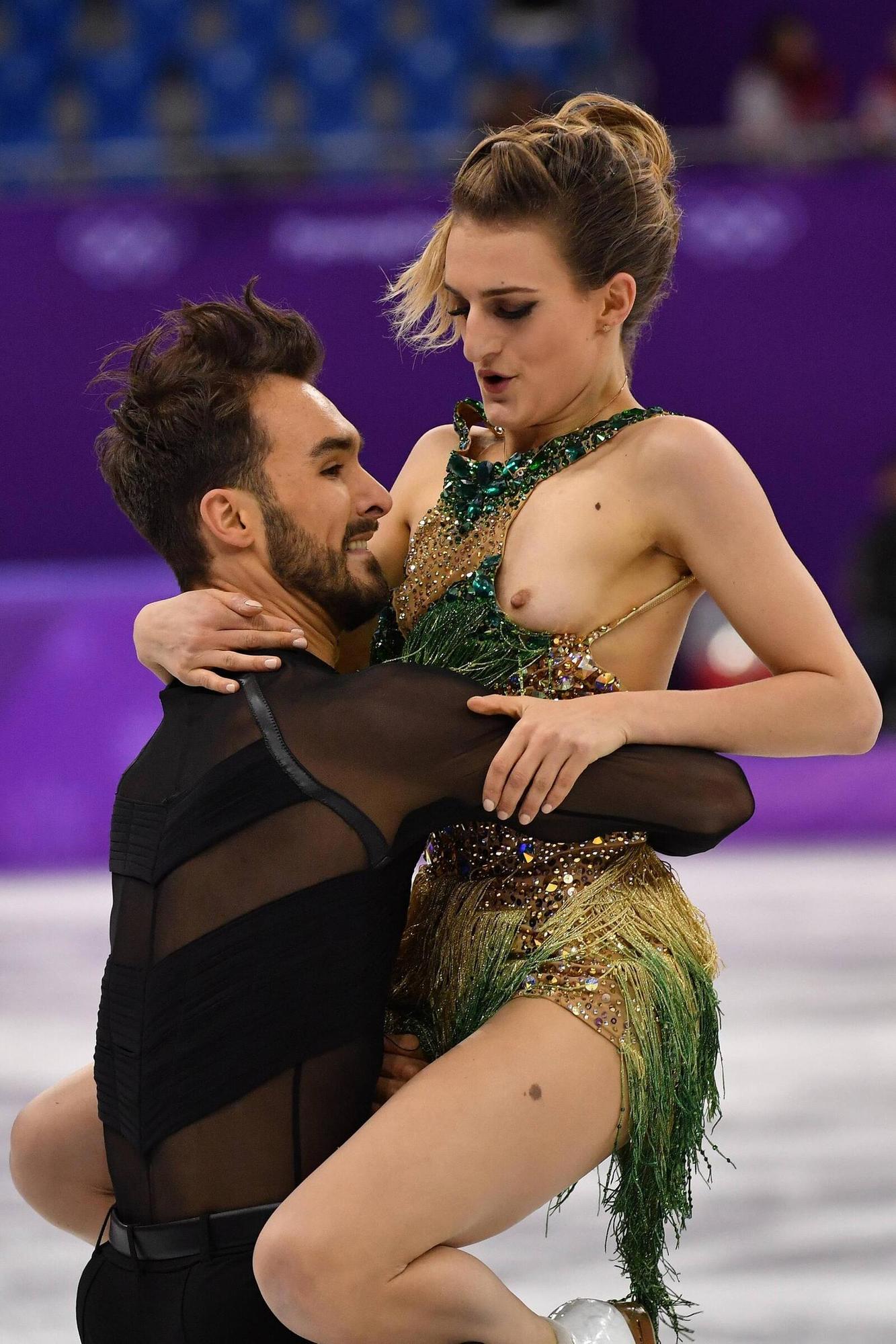 Gabriella Papadakis' Nip Slip in Winter Olympics 2018 Video: French Ice  Dancer Suffers Shocking Wardrobe Malfunction | 🏆 LatestLY