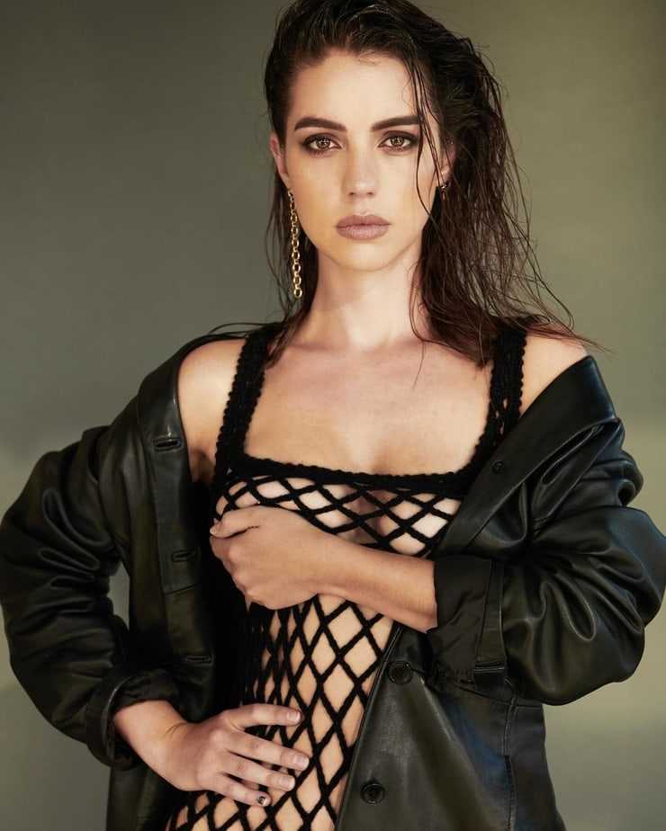 61 Sexy Pictures Of Adelaide Kane Will Drive You Frantically ...