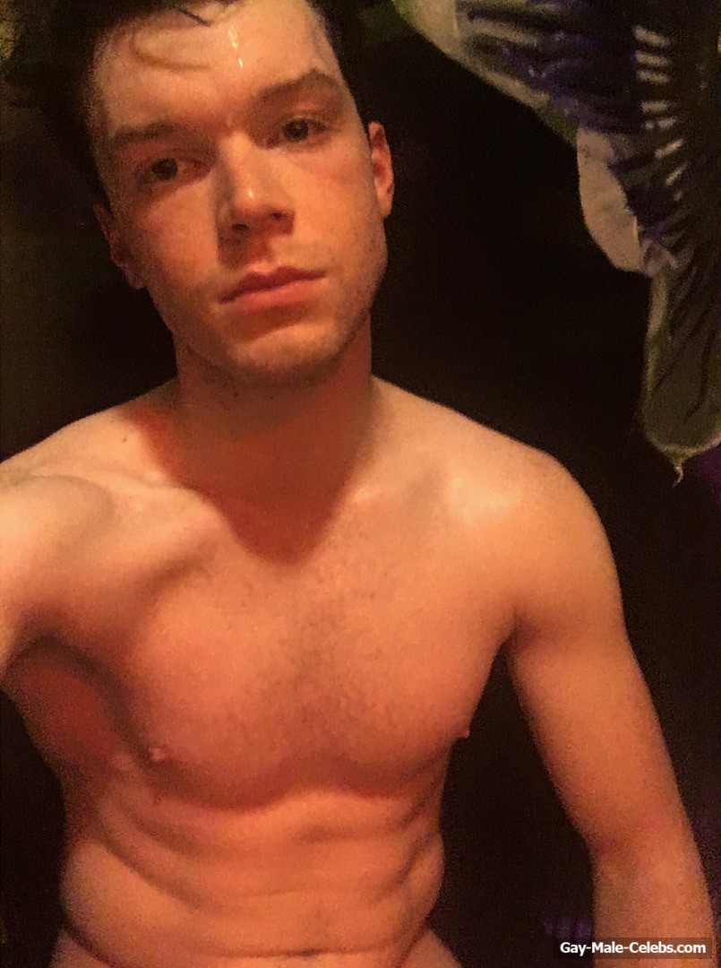 Cameron Monaghan Nude Selfie Photos - Gay-Male-Celebs.com
