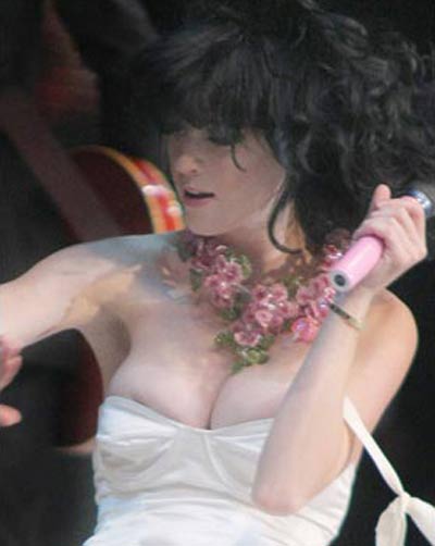 Is that a nip-slip, Katy Perry? / Derober.com