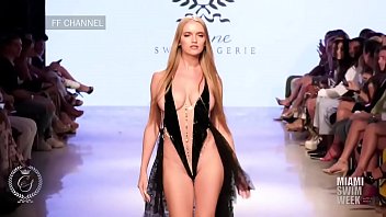 Nacked fashion show in paris - XVIDEOS.COM