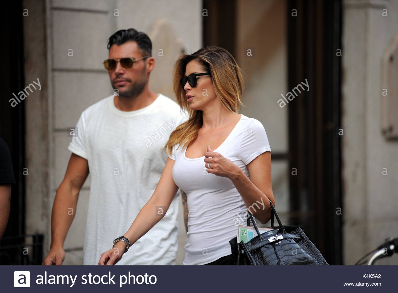 Milan, Aida Yespica and boyfriend Giuseppe Lama shopping ...