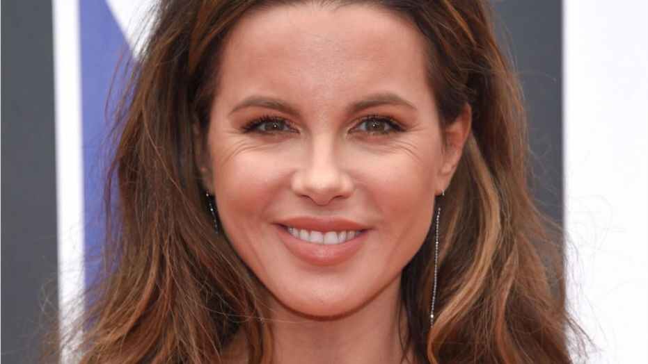 Kate Beckinsale showcases small waist, fit physique in ...