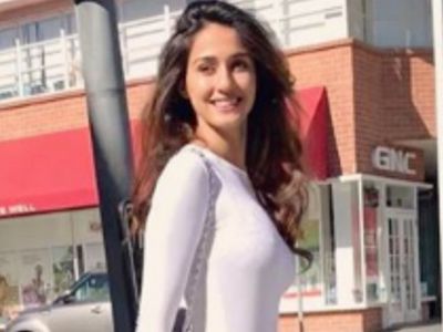 Disha Patani flaunts her perfect curves in white t-shirt and ...