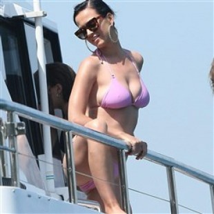 Katy Perry Showing Off Her Nips And Camel Toe In A Tight Bikini