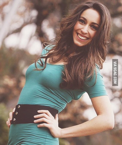 Oona Chaplin. The Queen in the north. Obsessed. - 9GAG