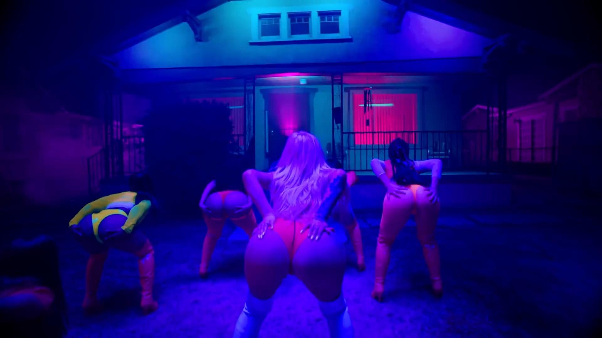 Iggy Azalea flashes her famous bum in a tiny thong and thigh high ...